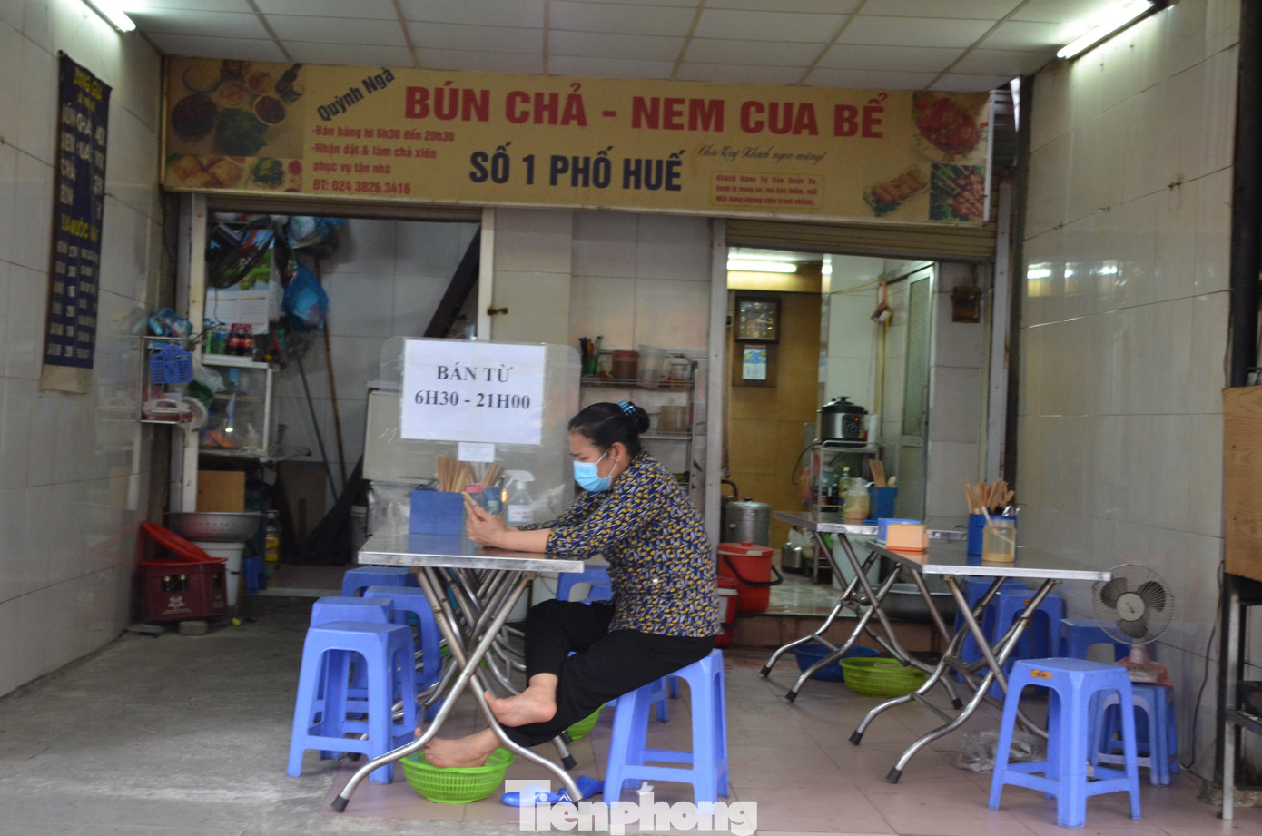 Một hàng bún chả trên phố Huế cùng chung tình cảnh như quán cà phê. Chủ cửa hàng cho biết, cả tuần nay, lượng khách đến ăn giảm đi tới 50%; nhiều người do ngại nhiễm bệnh nên chỉ mua mang về.