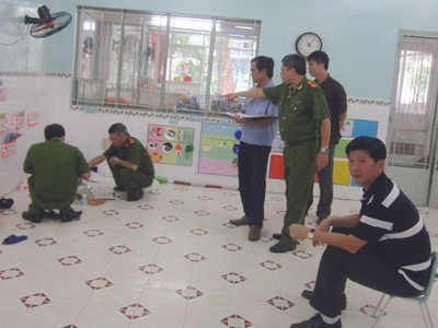 Khám nghiệm hiện trường xảy ra vụ bắt cóc con tin