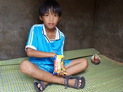 Em Lại Hoàng Quang Sang cầm cự chống bão với bà nội trong hầm suốt đêm chỉ với đèn cầy và vài gói mì tôm. Em Lại Hoàng Quang Sang cầm cự chống bão với bà nội trong hầm suốt đêm chỉ với đèn cầy và vài gói mì tôm