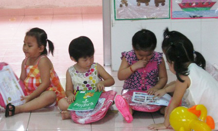 Việc học đầu đời cần bắt đầu bằng các trò chơi và sự thích thú của trẻ.. Việc học đầu đời cần bắt đầu bằng các trò chơi và sự thích thú của trẻ.