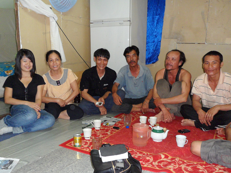 Huyền (ngoài cùng bên trái) cùng lao động Việt Nam tại 