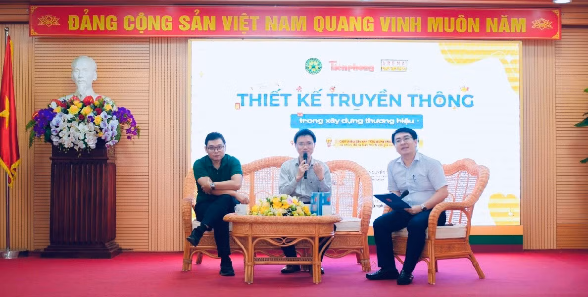 Chuỗi chương trình Thiết kế truyền thông trong xây dựng thương hiệu và giới thiệu đặc san “Xây dựng thương hiệu cá nhân để tự bán mình với giá cao nhất” đến với Học viện Nông nghiệp.