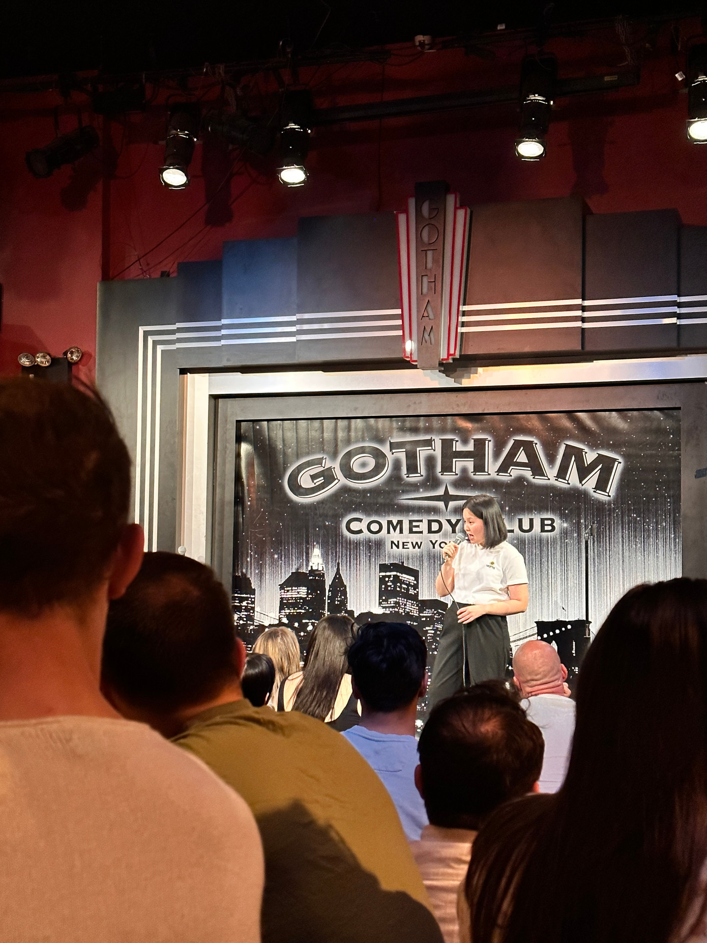 Tường Vi biểu diễn hài trên sân khấu Gotham Comedy Club (New York). Tường Vi biểu diễn hài trên sân khấu Gotham Comedy Club (New York).