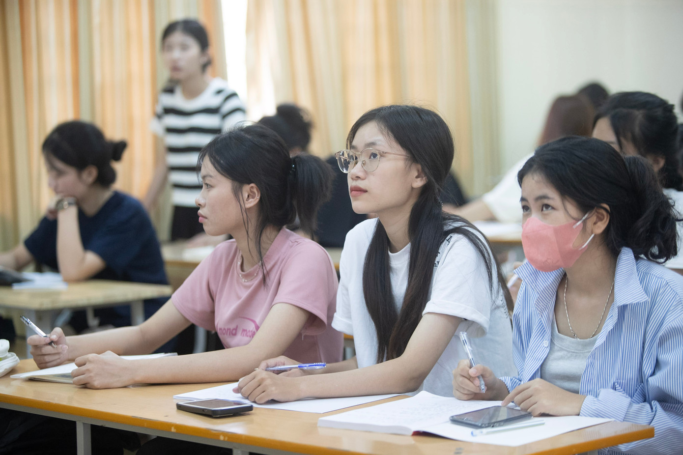 Với các sinh viên đang ở vùng lũ, nhà trường đã xây dựng 2 phương án: Phương án thứ nhất, nếu sinh viên đủ điều kiện thì giáo viên cho phép sinh viên dự học online cùng các bạn trên lớp tại giảng đường theo thời khóa biểu. Phương án thứ hai, nếu sinh viên đang ở vùng lũ bị mất điện, không có internet, giảng viên sẽ quay lại bài giảng cho sinh viên tự nghiên cứu và có thể tổ chức giải đáp hoặc dạy bù ngay sau khi sinh viên trở lại trường.