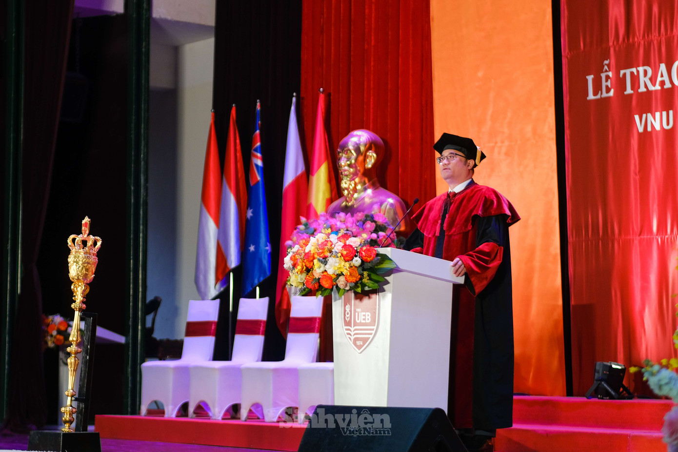 PGS. TS Nguyễn Trúc Lê: “Các bạn chính là đại sứ thương hiệu và làm rạng danh tên tuổi của Trường chúng ta, Trường Đại học Kinh tế - ĐHQGHN.” PGS. TS Nguyễn Trúc Lê: “Các bạn chính là đại sứ thương hiệu và làm rạng danh tên tuổi của Trường chúng ta, Trường Đại học Kinh tế - ĐHQGHN.”