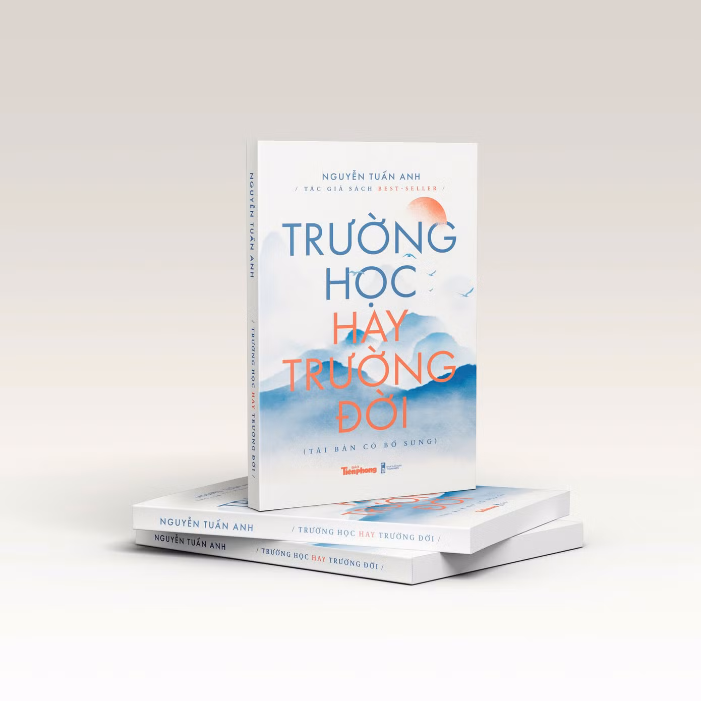 Sinh viên còn có cơ hội nhận nhiều quà tặng có giá trị và sách Trường học hay Trường đời có chữ ký tặng của tác giả.