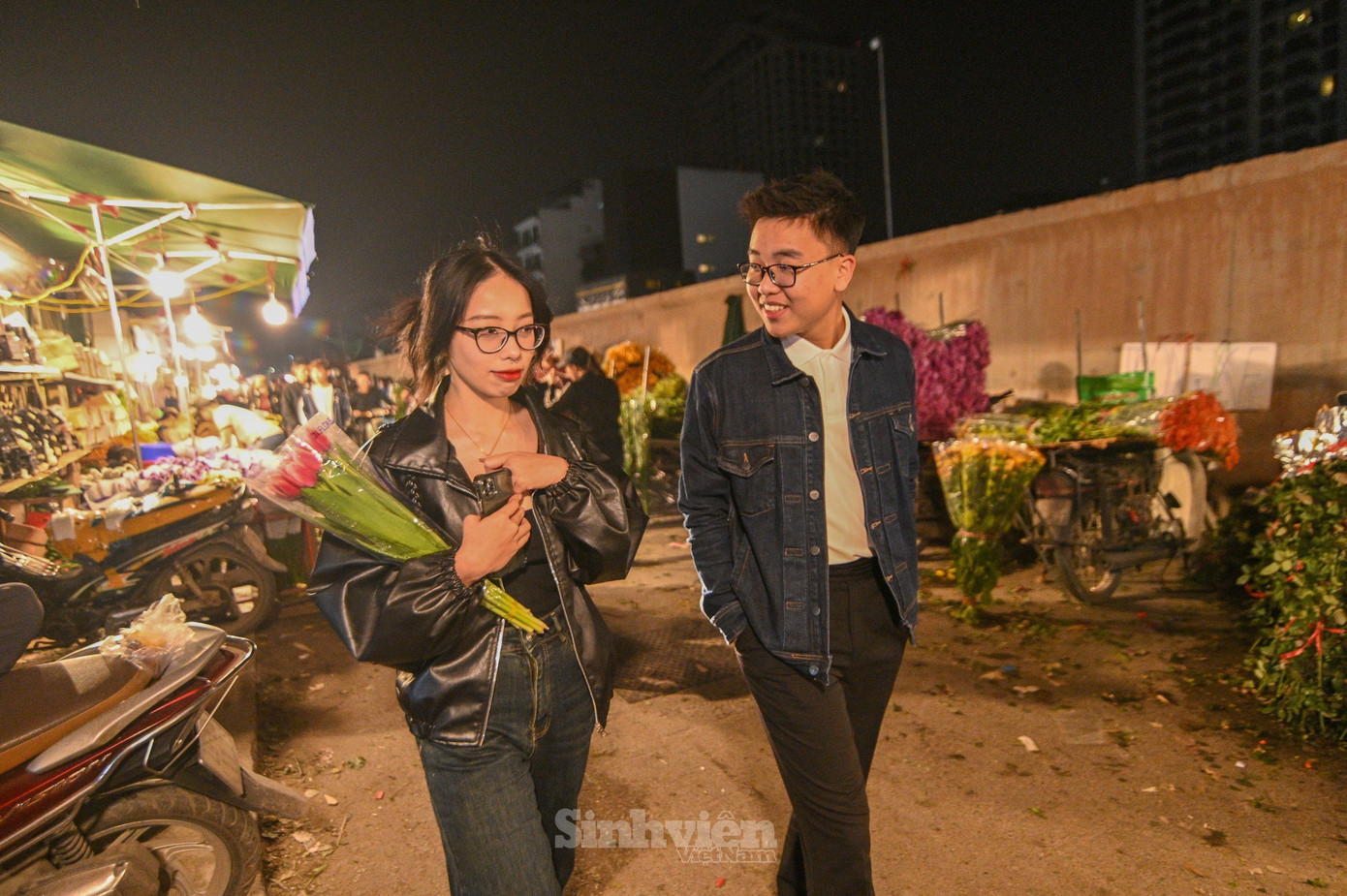Chợ hoa đêm trở thành nơi hẹn hò thú vị của các cặp đôi.