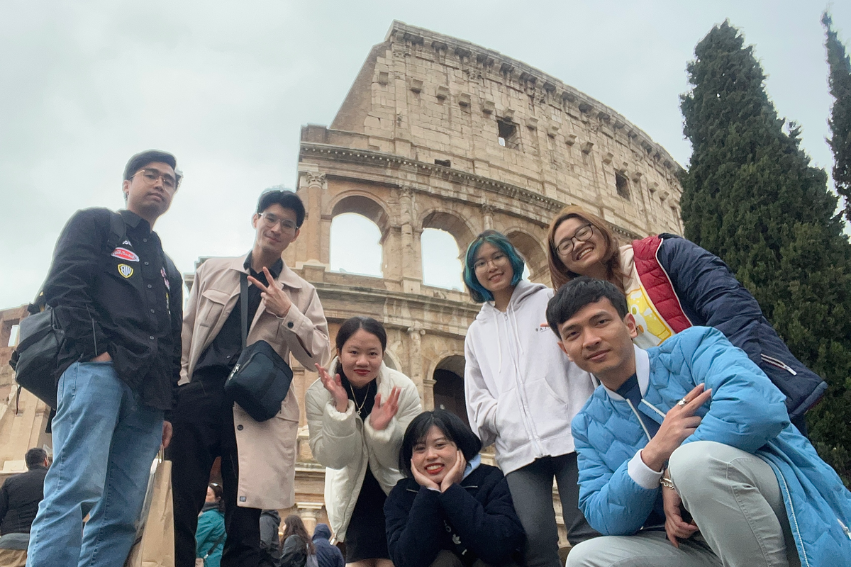 Thu và bạn sinh viên Việt Nam đi thăm Đấu trường La Mã tại thủ đô Rome, Ý. Thu và bạn sinh viên Việt Nam đi thăm Đấu trường La Mã tại thủ đô Rome, Ý.
