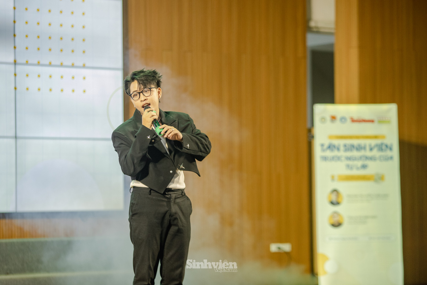 Ca sĩ Kuun Đức Nam và ca sĩ Xuân Đức là 2 nghệ sĩ đồng hành cùng chuỗi chương trình tọa đàm hướng nghiệp “Trường học hay Trường đời” do báo Tiền Phong tổ chức tại nhiều trường đại học, học viện.