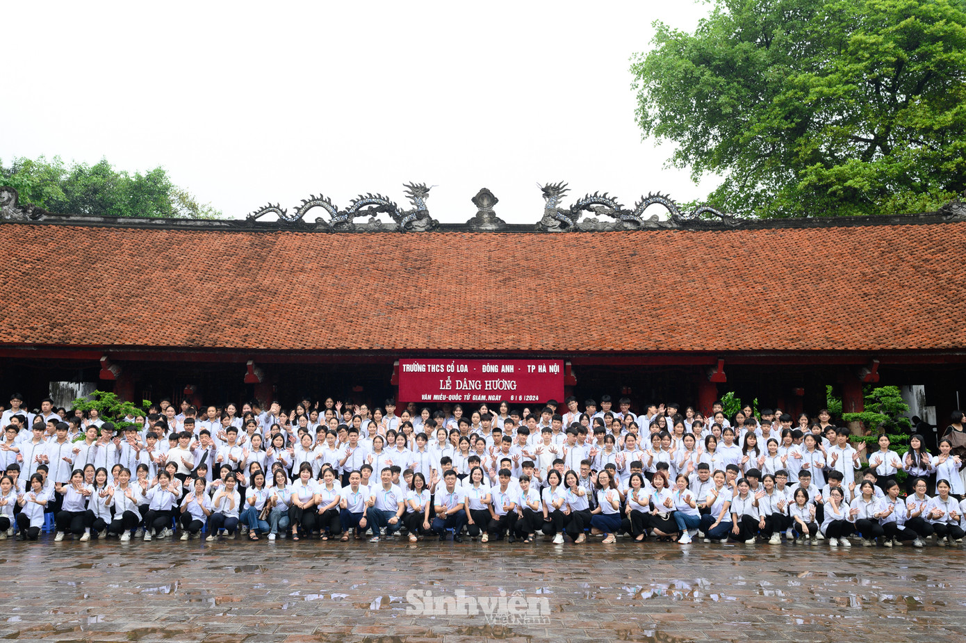 Những ngày này, nhiều trường THCS trên địa bàn TP. Hà Nội tổ chức cho học sinh dâng hương tại Văn Miếu.