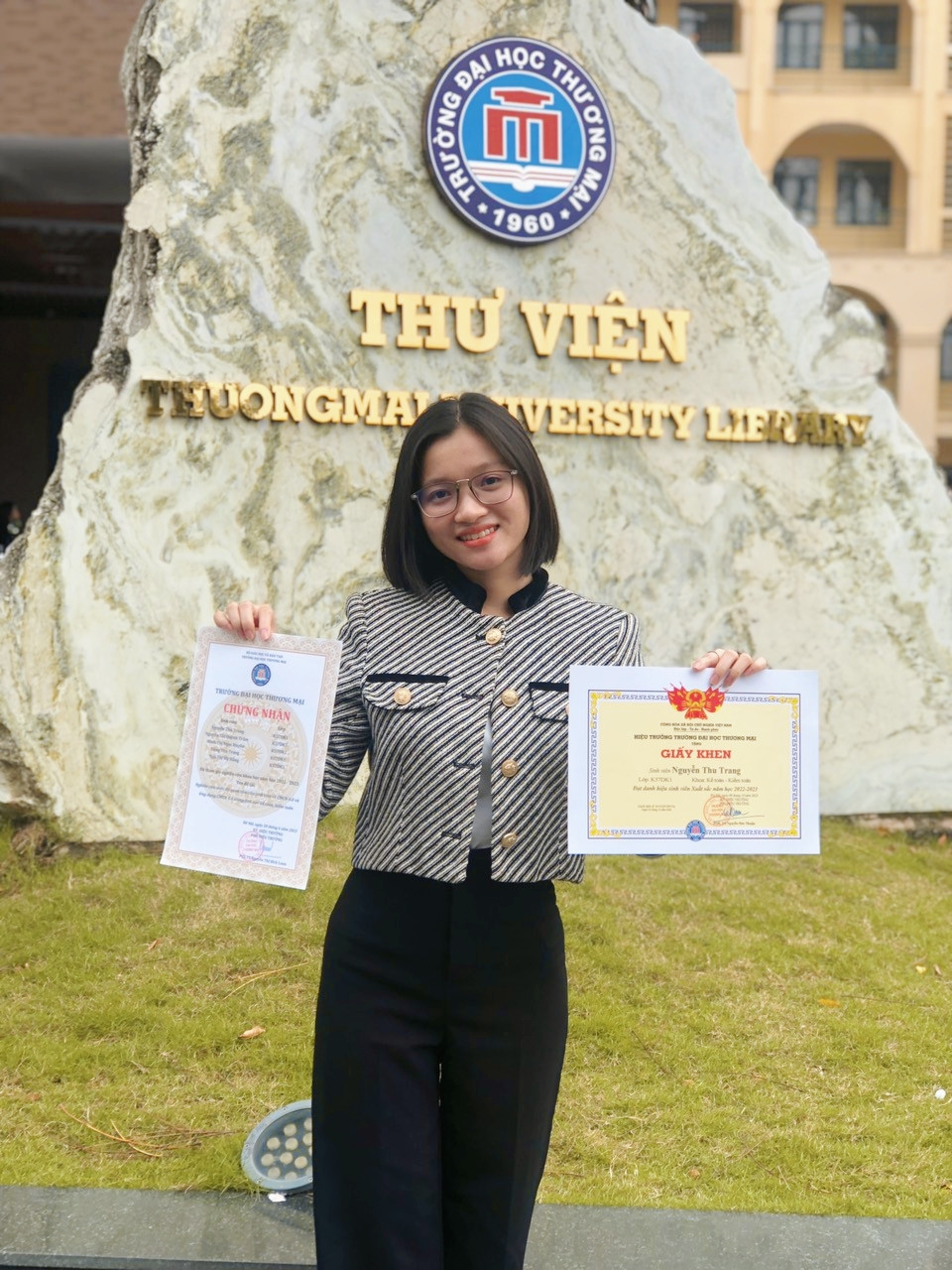 Thu Trang tự hào cầm trên tay Giấy khen dành cho Sinh viên xuất sắc và chứng nhận Nghiên cứu khoa học.