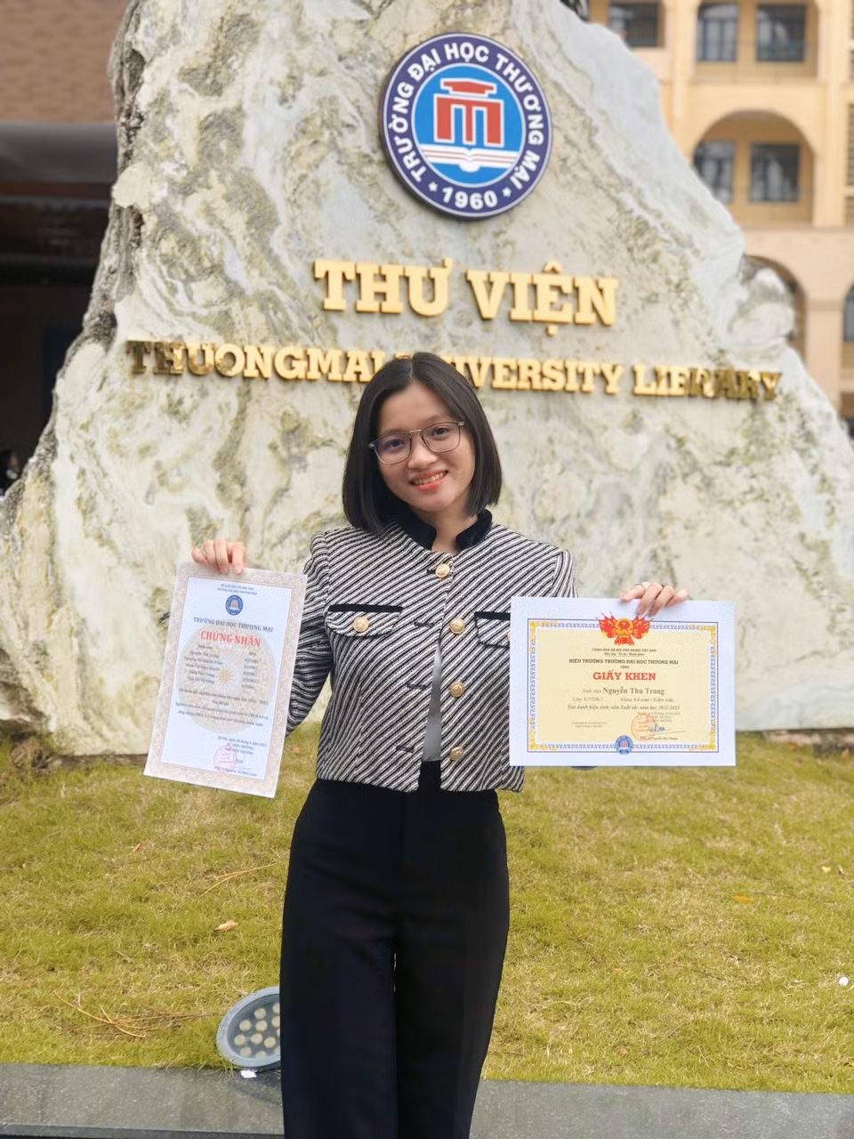 Thu Trang tự hào cầm trên tay Giấy khen dành cho Sinh viên xuất sắc và chứng nhận Nghiên cứu khoa học.