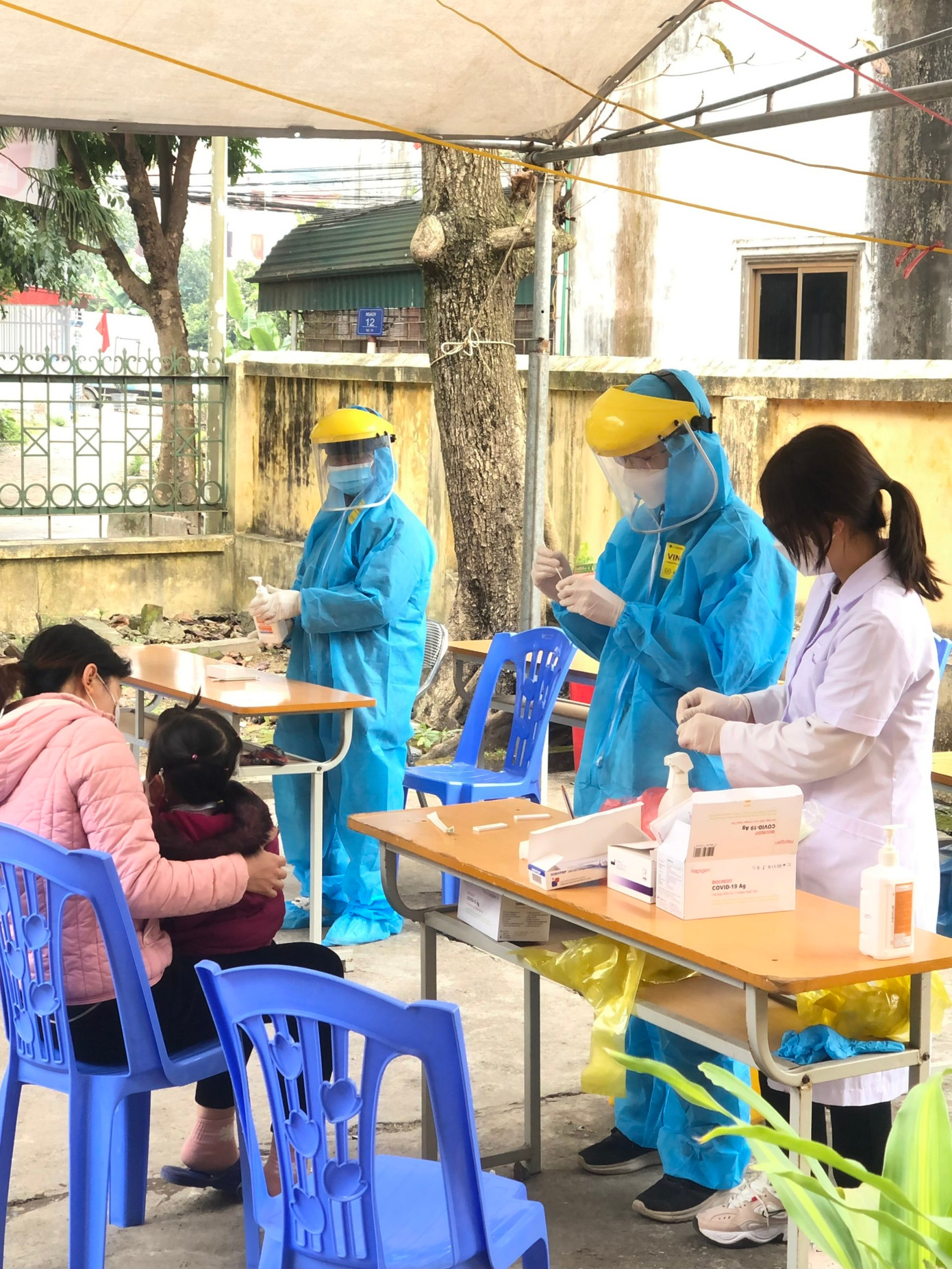 Minh Tú tham gia hỗ trợ công tác phòng, chống dịch COVID-19. Minh Tú tham gia hỗ trợ công tác phòng, chống dịch COVID-19.