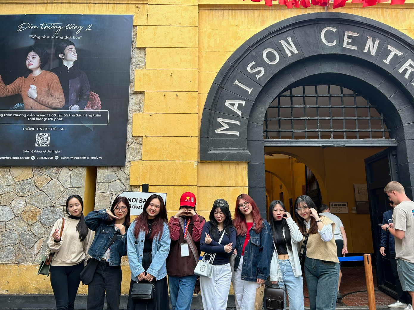 Những người bạn luôn sẵn sàng giúp đỡ và đồng hành cùng mình trong những năm học đại học. Những người bạn luôn sẵn sàng giúp đỡ và đồng hành cùng mình trong những năm học đại học.