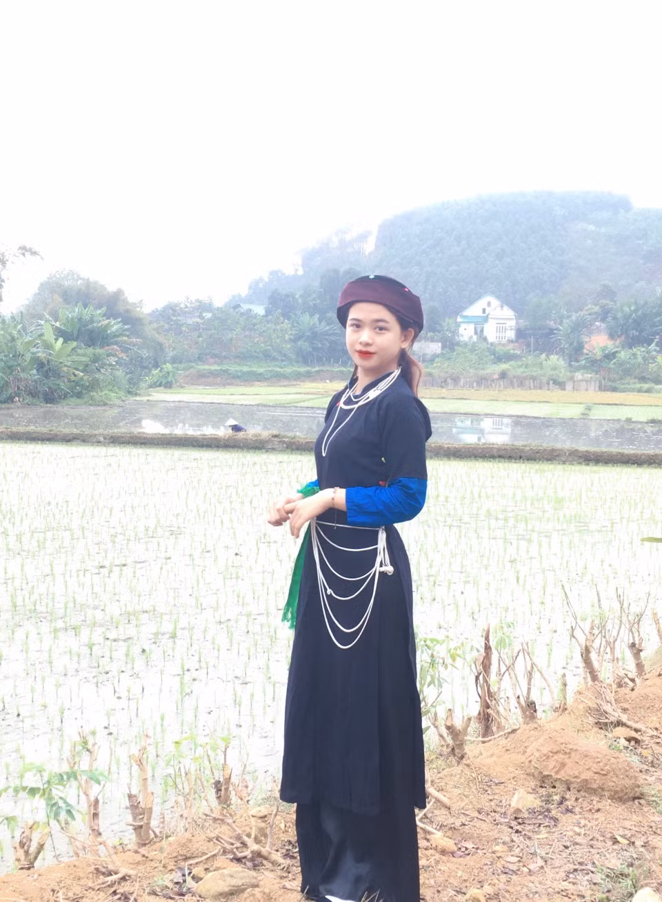 Thùy Trang xinh đẹp trong bộ trang phục truyền thống dân tộc Tày.