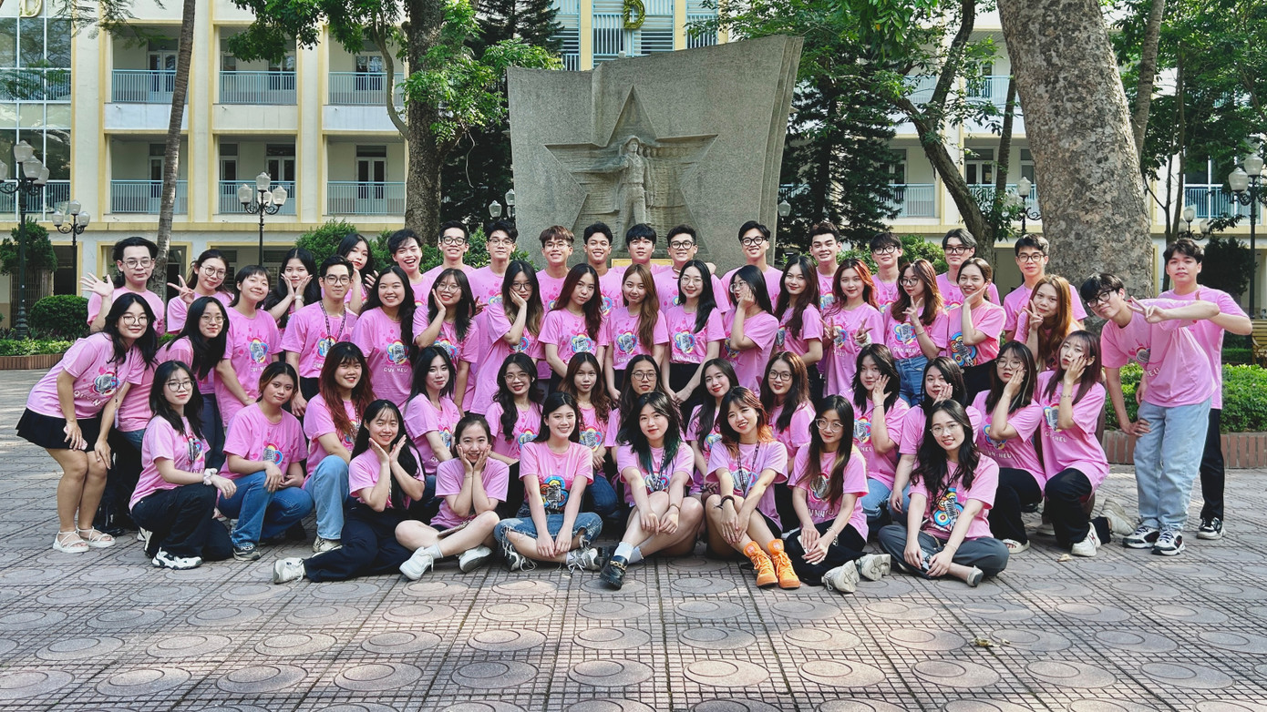 Linh Chi cùng các thành viên trong Đội Văn Nghệ. Linh Chi cùng các thành viên trong Đội Văn Nghệ.