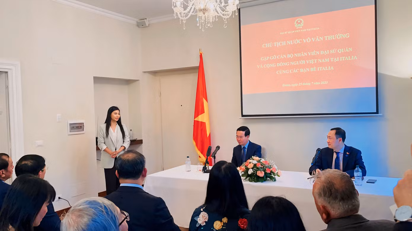 Diệp đại diện Hội Sinh viên Việt Nam tại Ý phát biểu trong cuộc gặp Chủ tịch nước Việt Nam Võ Văn Thưởng năm 2023.