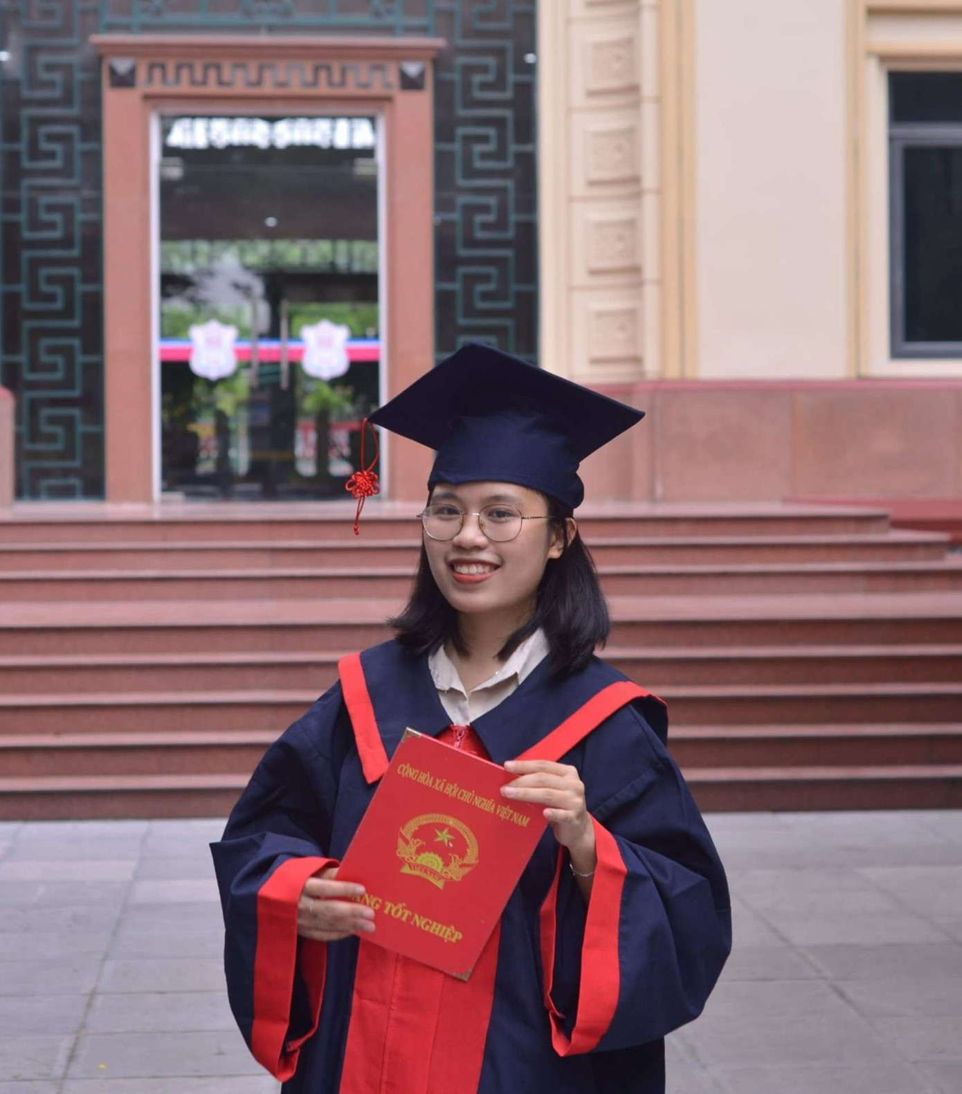 6 năm học tập ở mái trường Đại học Y Hà Nội đã giúp nữ sinh trưởng thành hơn cả về tri thức lẫn tính cách. 6 năm học tập ở mái trường Đại học Y Hà Nội đã giúp nữ sinh trưởng thành hơn cả về tri thức lẫn tính cách.