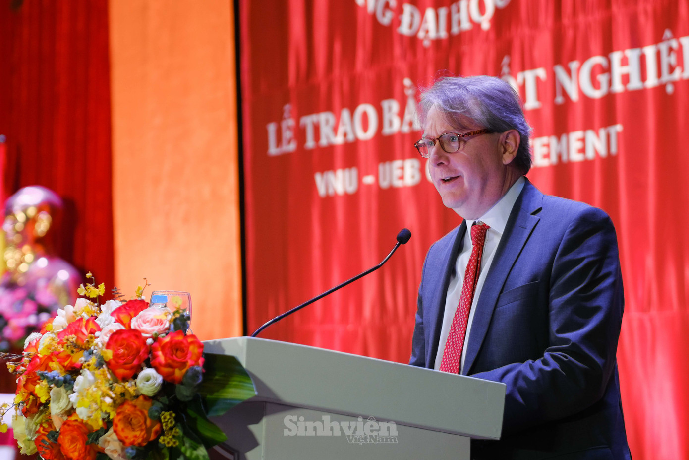 Ông Marcus Winsley - Phó Đại sứ Anh tại Việt Nam chúc mừng các tân Cử nhân, tân Thạc sĩ, tân Tiến sĩ tốt nghiệp trong buổi lễ. Ông Marcus Winsley - Phó Đại sứ Anh tại Việt Nam chúc mừng các tân Cử nhân, tân Thạc sĩ, tân Tiến sĩ tốt nghiệp trong buổi lễ.