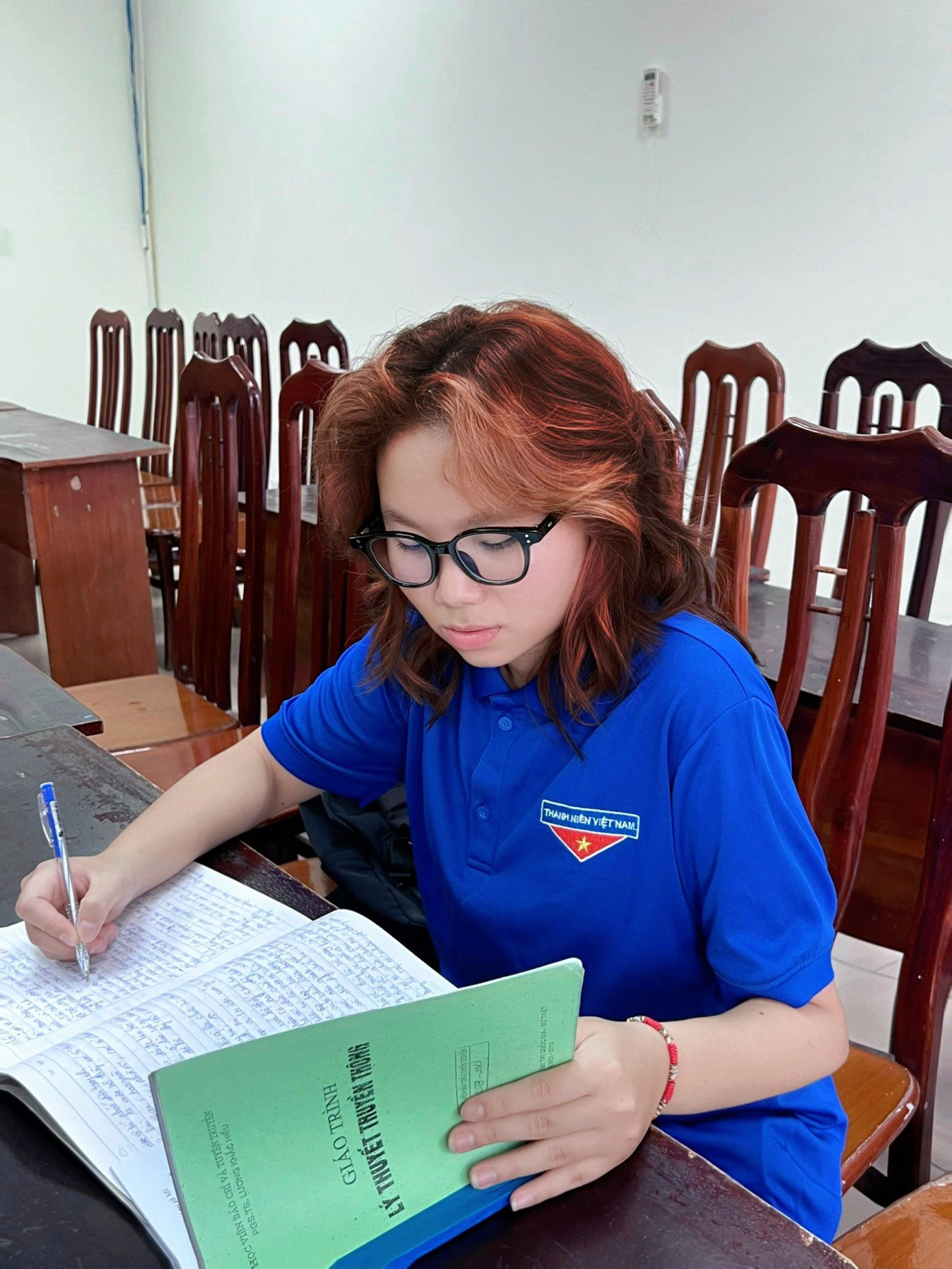 Từ những trang sách cũ kỹ đến ngọn lửa đam mê, đã chắp cánh ước mơ cho Minh Anh trở thành người ghi chép lịch sử, người truyền tải thông tin và người lan tỏa yêu thương.