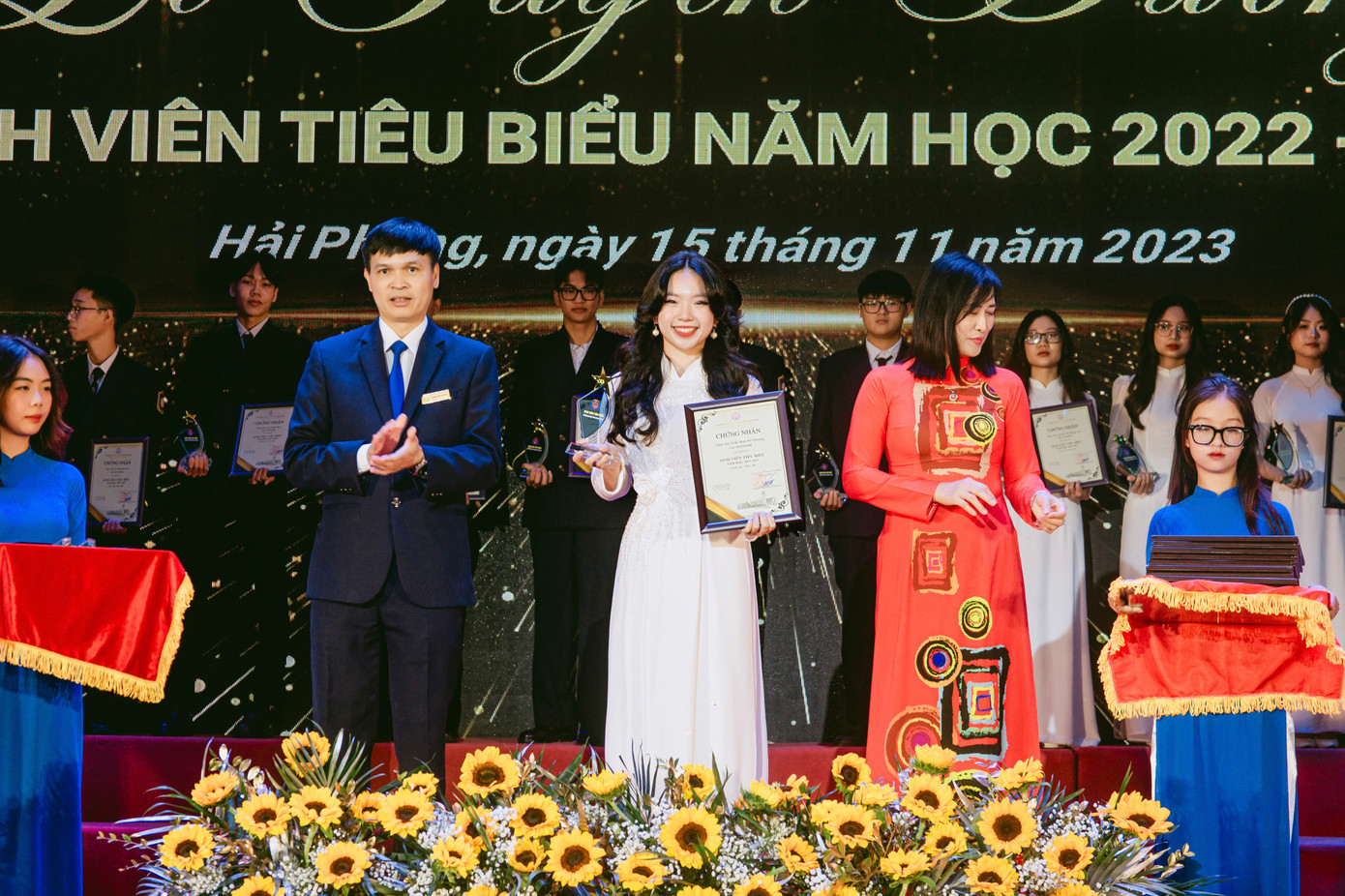 Mỹ Phương đạt danh hiệu sinh viên tiêu biểu lĩnh vực học tập - GPA cao nhất chuyên ngành năm học 2022-2023. Mỹ Phương đạt danh hiệu sinh viên tiêu biểu lĩnh vực học tập - GPA cao nhất chuyên ngành năm học 2022-2023.