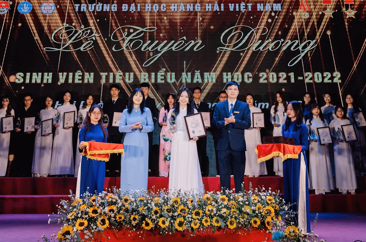 Mỹ Phương đạt danh hiệu sinh viên tiêu biểu lĩnh vực học tập - GPA cao nhất chuyên ngành năm học 2021-2022.