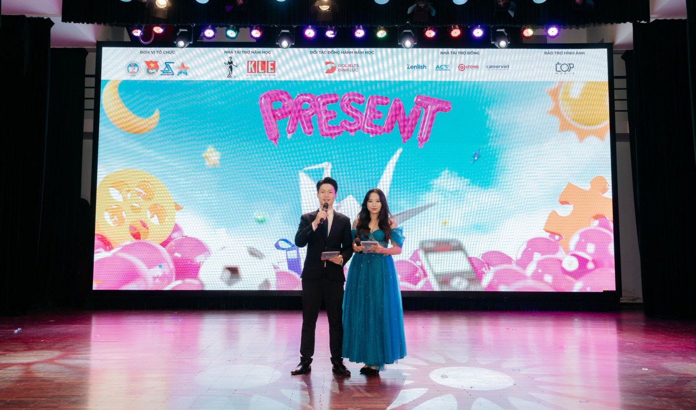 Nhật Quang là MC Chào tân sinh viên viện Kế toán - Kiểm toán 2024. Nhật Quang là MC Chào tân sinh viên viện Kế toán - Kiểm toán 2024.