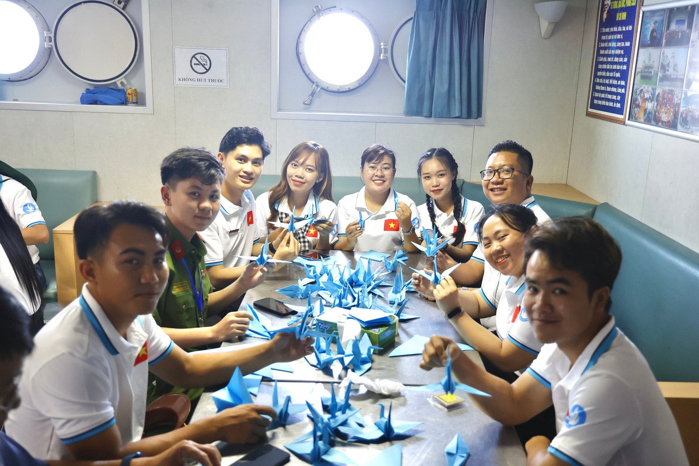 Tham gia hoạt động gấp hạt giấy tưởng nhớ chiến sĩ hy sinh tại Trường Sa.