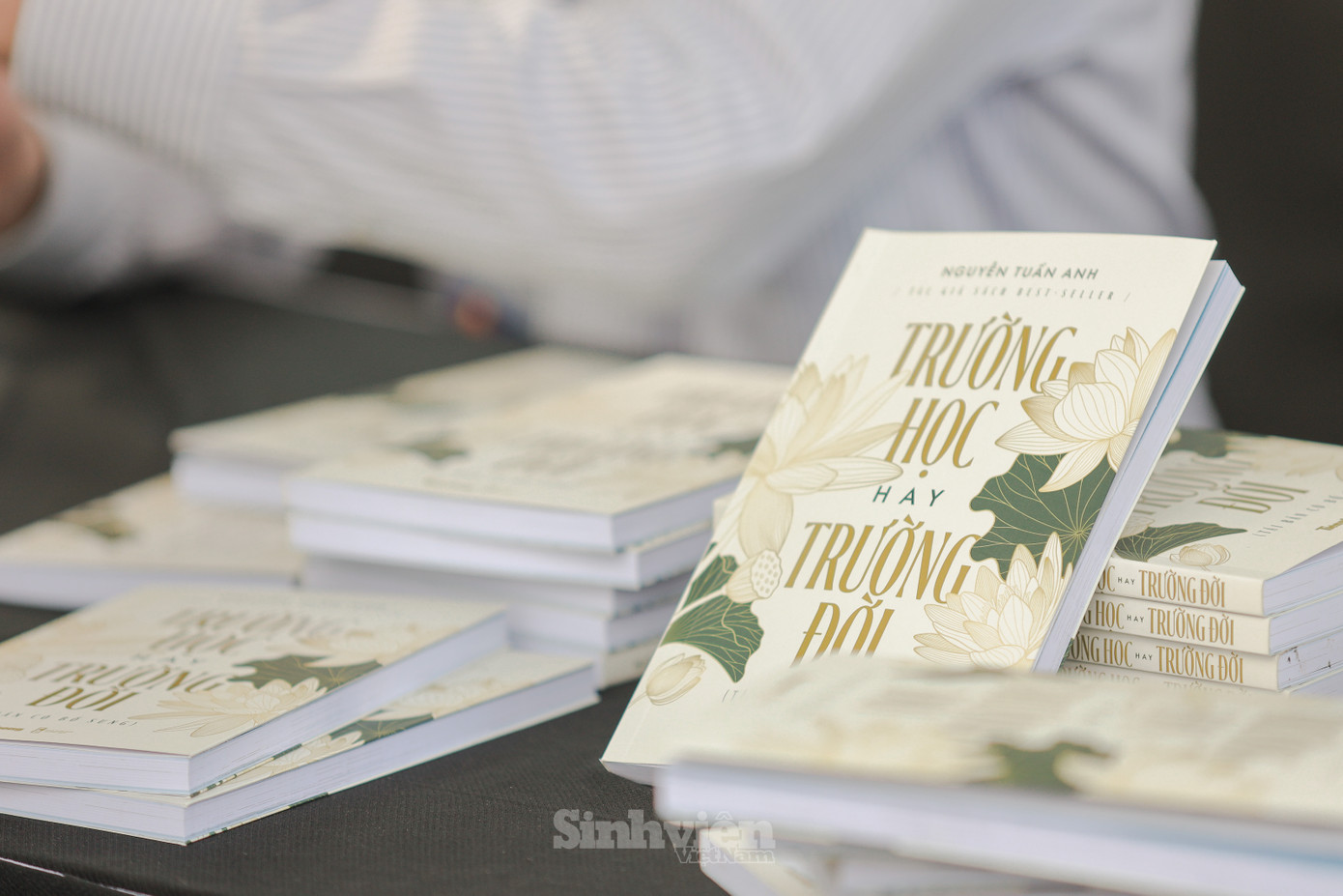 Tựa sách best-seller của báo Tiền Phong Trường học hay Trường đời ra mắt bản in năm 2024 vào Ngày Báo chí Cách mạng Việt Nam 21/6 và chính thức giới thiệu đến bạn đọc vào ngày 22/6/2024 tại Công viên Yên Sở, Hà Nội.