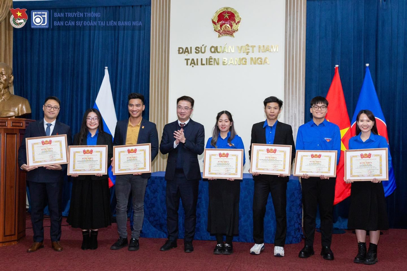 Tâm Anh (thứ 2 từ trái sang) vinh dự nhận Bằng khen từ Trung ương Đoàn Thanh niên Cộng sản Hồ Chí Minh. Tâm Anh (thứ 2 từ trái sang) vinh dự nhận Bằng khen từ Trung ương Đoàn Thanh niên Cộng sản Hồ Chí Minh.