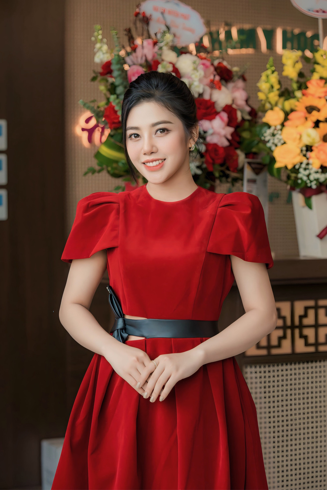 Là người trẻ với tinh thần khát khao cống hiến, cô nàng 9X luôn nỗ lực, duy trì phát huy lối sống cao đẹp để xây dựng xã hội văn minh, nhân ái. Là người trẻ với tinh thần khát khao cống hiến, cô nàng 9X luôn nỗ lực, duy trì phát huy lối sống cao đẹp để xây dựng xã hội văn minh, nhân ái.