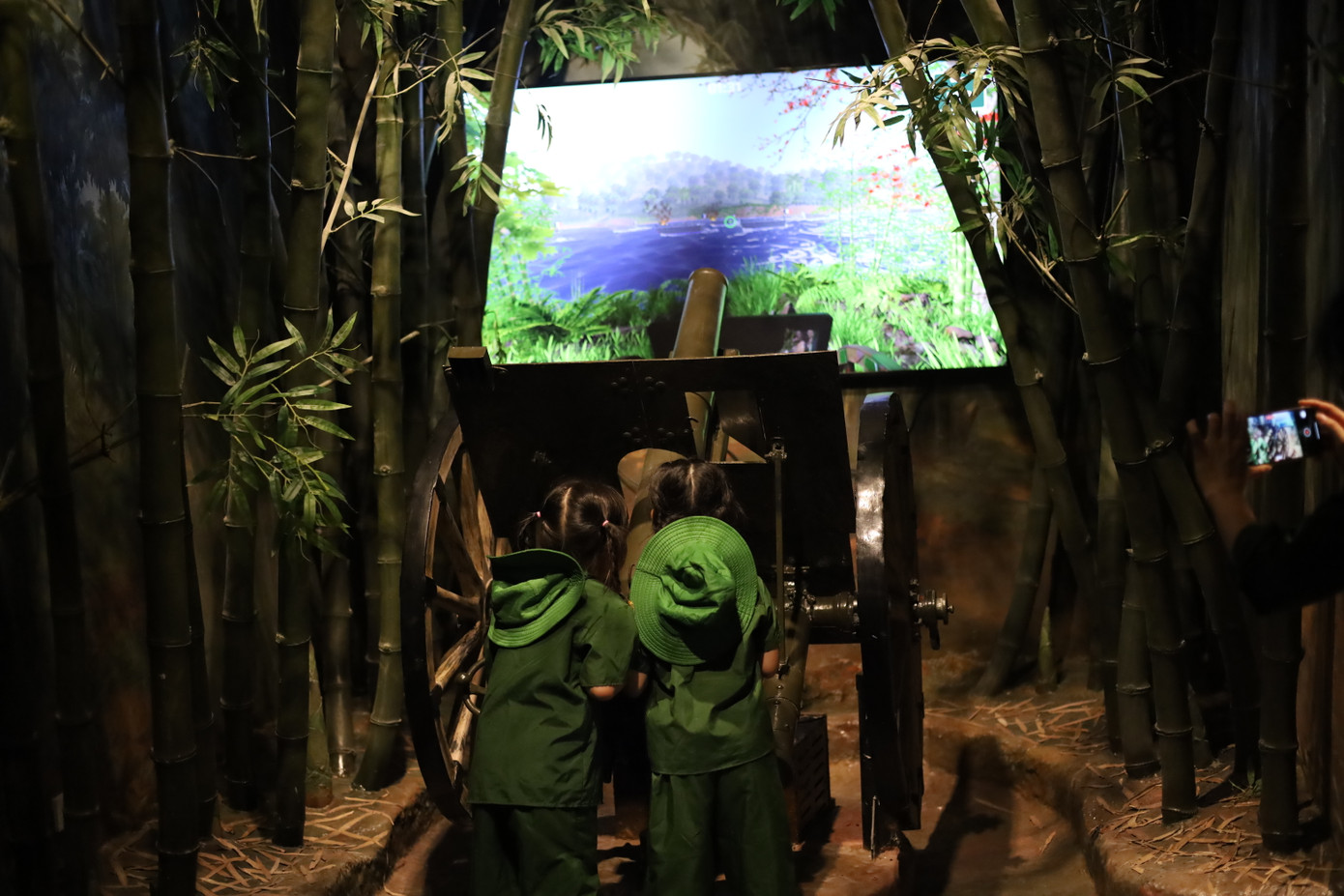 Các em nhỏ tham gia trải nghiệm nhiều ứng dụng công nghệ đồ họa mới.