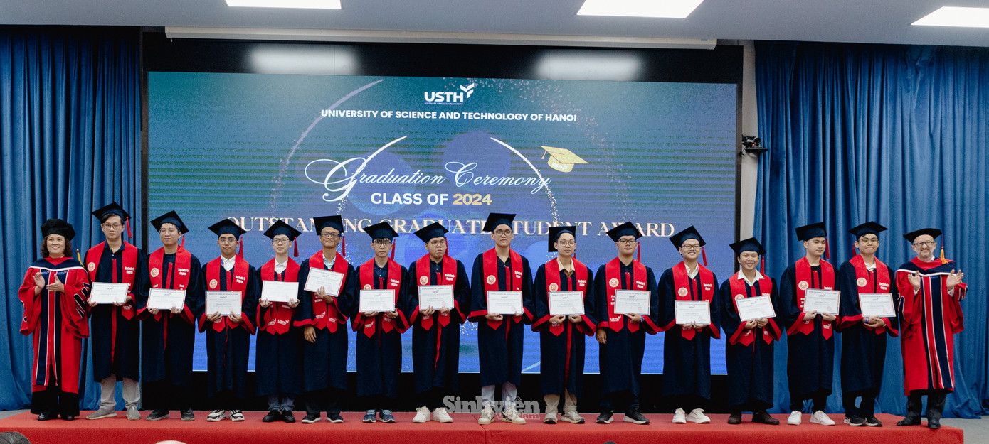 GS. Jean-Marc Lavest - Hiệu Trưởng chính và GS. Đinh Thị Mai Thanh – Hiệu trưởng trao giấy khen cho các tân cử nhân tốt nghiệp loại xuất sắc và giỏi.