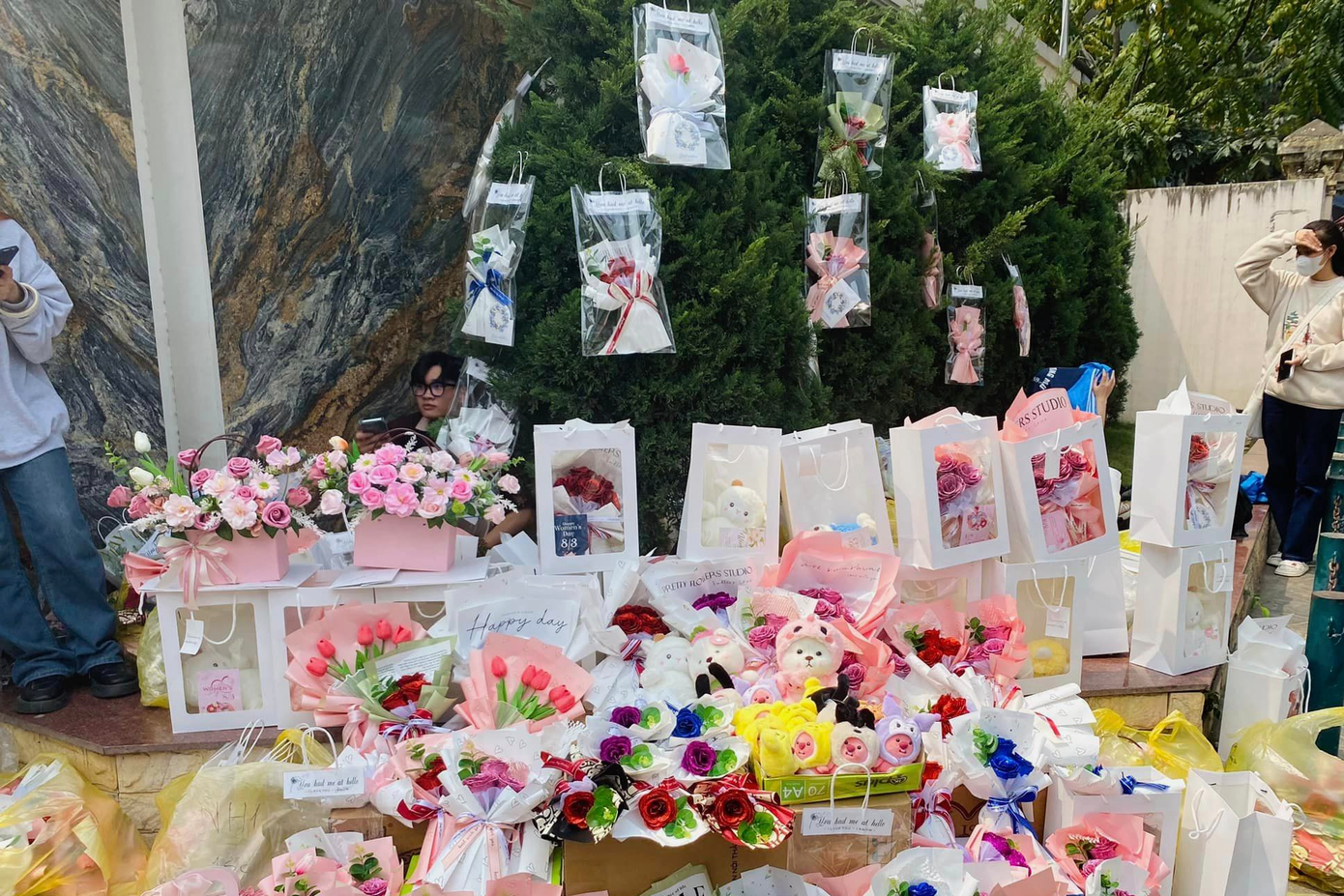 Gian hàng gây quỹ của các sinh viên Thương mại.