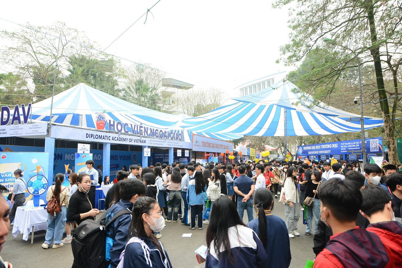 Từ sáng sớm, không gian ngày hội đã đón hàng nghìn phụ huynh, học sinh tới tìm hiểu thông tin trường học, các ngành đào tạo. (Ảnh: Quốc Việt)