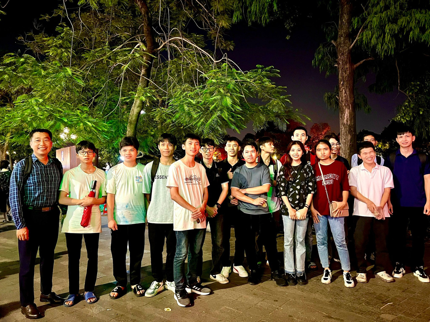 Thắng cùng những thành viên trong CLB Chắp cánh Bách khoa.