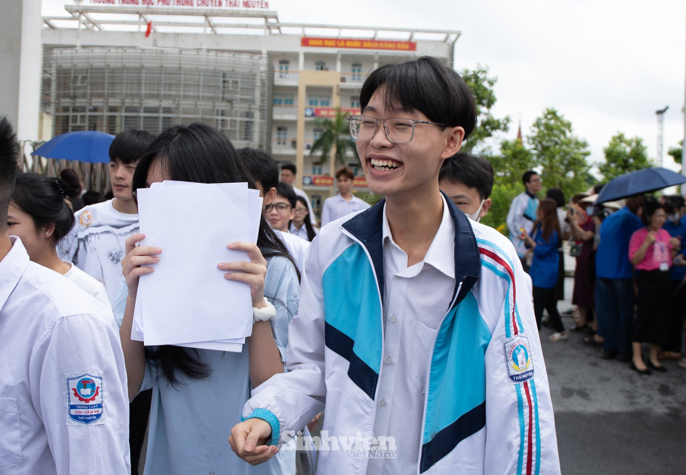 Niềm vui của sĩ tử sau khi hoàn thành môn Ngữ văn. (Ghi nhận tại điểm thi Trường THPT Chuyên Thái Nguyên)