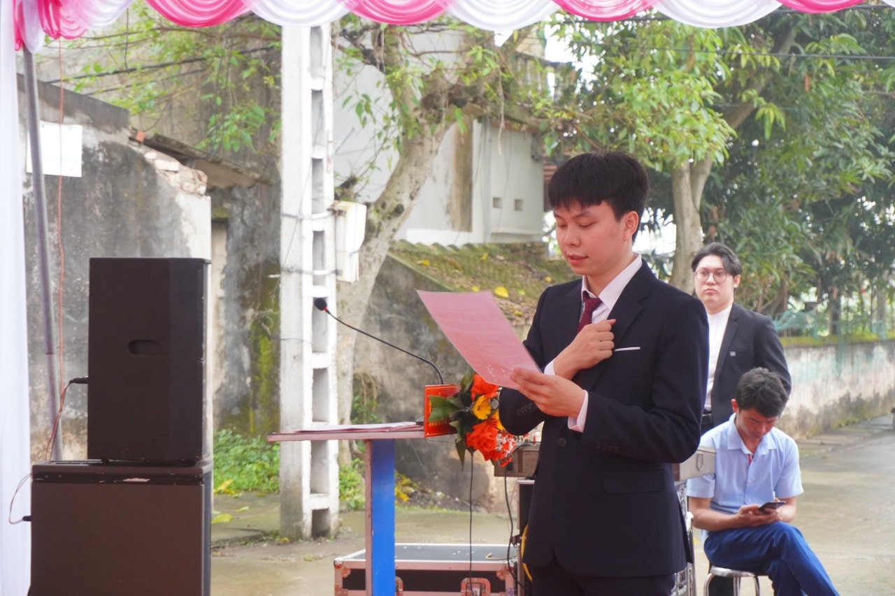 Mạnh Cường trong Lễ Kết nạp Đảng viên, Trường Đại học Kinh tế Quốc dân.