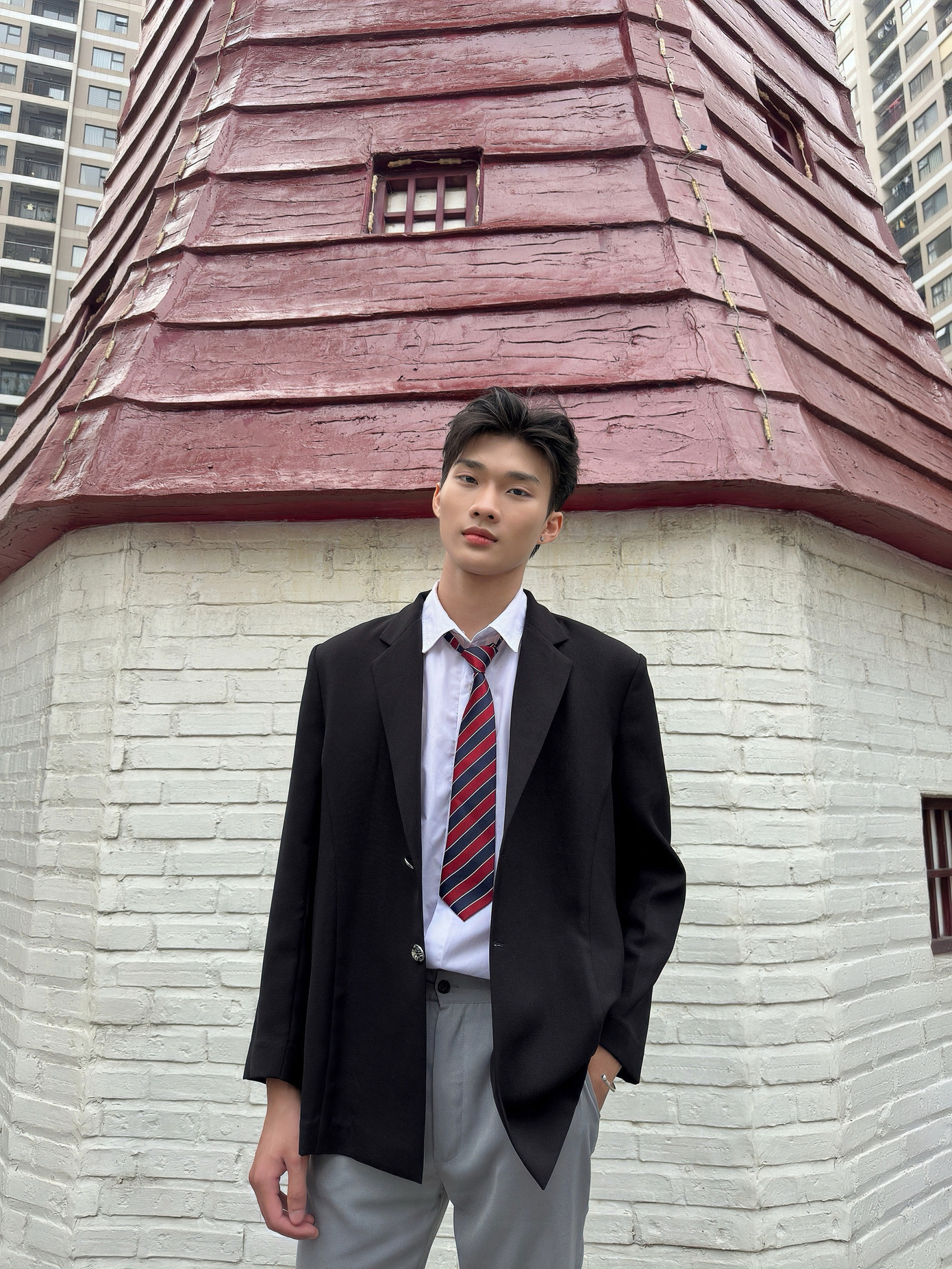 Vũ Đình Minh Sơn đang là sinh viên năm ba tại Trường Đại học Sân khấu - Điện ảnh Hà Nội .