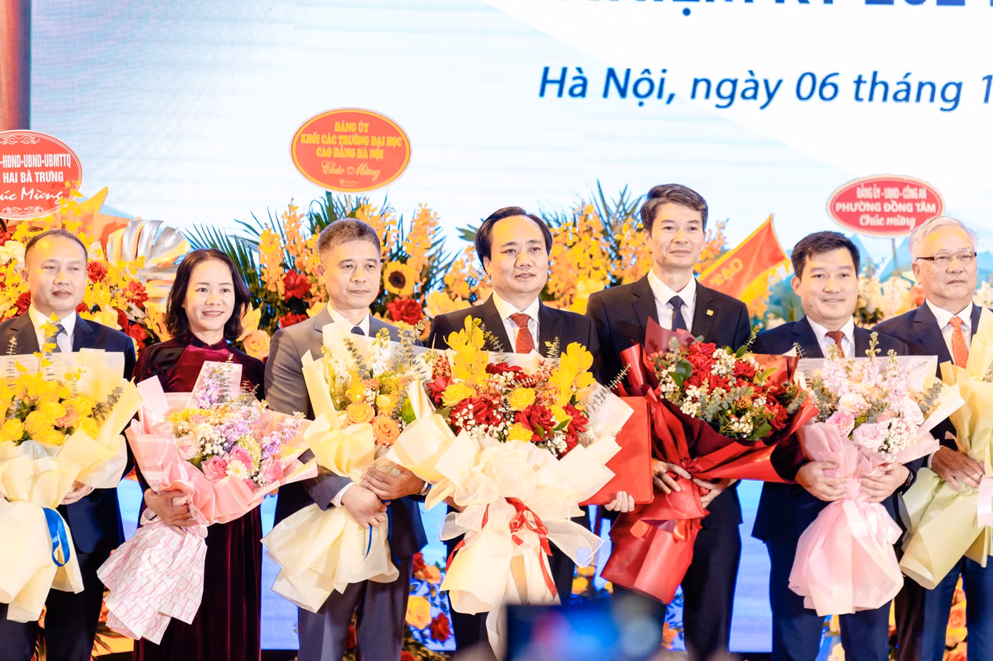 “Tôi nguyện cùng tập thể lãnh đạo, Hội đồng trường tập trung thực hiện những nhiệm vụ để Nhà trường tiếp tục phát triển, xứng đáng trở thành cơ sở giáo dục đại học trọng điểm trong khối ngành Xây dựng - Kiến trúc, là trung tâm đào tạo, nghiên cứu khoa học hàng đầu, có uy tín trong hệ thống các trường đại học ở nước ta.” - PGS.TS Phạm Xuân Anh bày tỏ. “Tôi nguyện cùng tập thể lãnh đạo, Hội đồng trường tập trung thực hiện những nhiệm vụ để Nhà trường tiếp tục phát triển, xứng đáng trở thành cơ sở giáo dục đại học trọng điểm trong khối ngành Xây dựng - Kiến trúc, là trung tâm đào tạo, nghiên cứu khoa học hàng đầu, có uy tín trong hệ thống các trường đại học ở nước ta.” - PGS.TS Phạm Xuân Anh bày tỏ.