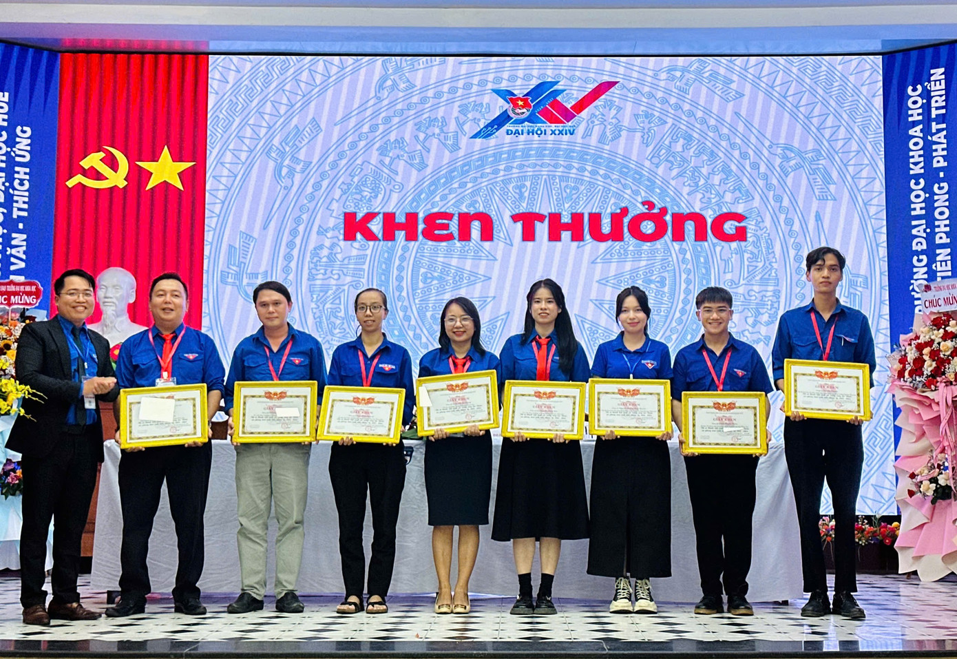 Khen thưởng các cá nhân có thành tích xuất sắc trong nhiệm kỳ 2022 – 2024.