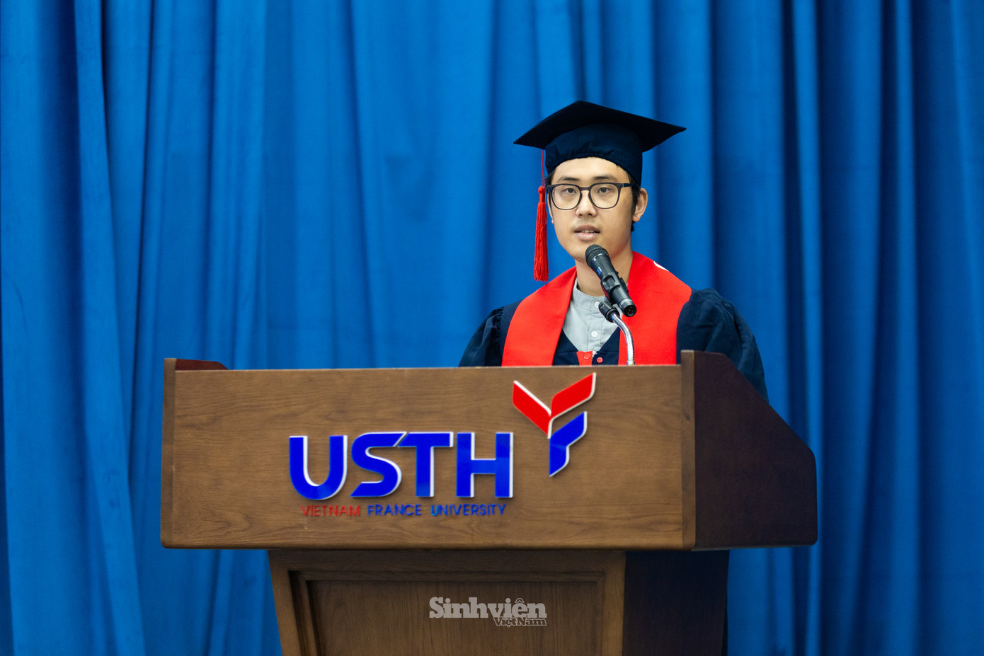 Tốt nghiệp xuất sắc ngành Hóa học, tân cử nhân Hoàng Anh Tuấn đại diện cho các tân tiến sĩ, thạc sĩ và tân cử nhân phát biểu cảm nhận. Trong bài phát biểu hoàn toàn bằng Tiếng Anh, Hoàng Anh Tuấn gửi lời cảm ơn tới thầy cô, gia đình và dành nhiều lời chúc cho các tân cử nhân: "Thành công không chỉ nằm ở việc đạt đến đỉnh cao mà còn nằm ở hành trình mà chúng ta trải qua để đến đó. Đó là việc giữ vững những giá trị của bản thân, sống tử tế và tạo ra những tác động tích cực đến cuộc sống của những người xung quanh. Chúng ta có khả năng định hình tương lai, và với khả năng đó, trách nhiệm cũng trở nên to lớn. Đừng ngại ngần chấp nhận thử thách, đối mặt với thất bại và học hỏi từ những sai lầm của mình. Chúng ta hãy táo bạo trong những hoài bão nhưng cũng luôn khiêm nhường trong cách tiếp cận. Hãy phấn đấu không chỉ vì bản thân mà còn vì sự phát triển của cộng đồng xung quanh."