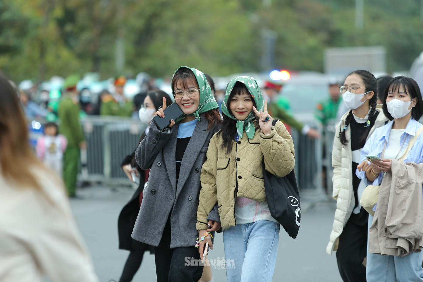 Các fan mang theo những phụ kiện 'đánh dấu chủ quyền' thần tượng.