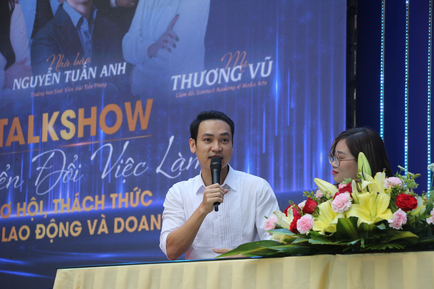 Ca sĩ, diễn viên, MC Duy Khoa: “Việc gác lại những thứ gây xao nhãng trong cuộc sống để tập trung vào điều gì đấy quan trọng sẽ giúp bạn đi đến thành công” (Ảnh: Phạm Dinh). Ca sĩ, diễn viên, MC Duy Khoa: “Việc gác lại những thứ gây xao nhãng trong cuộc sống để tập trung vào điều gì đấy quan trọng sẽ giúp bạn đi đến thành công” (Ảnh: Phạm Dinh).