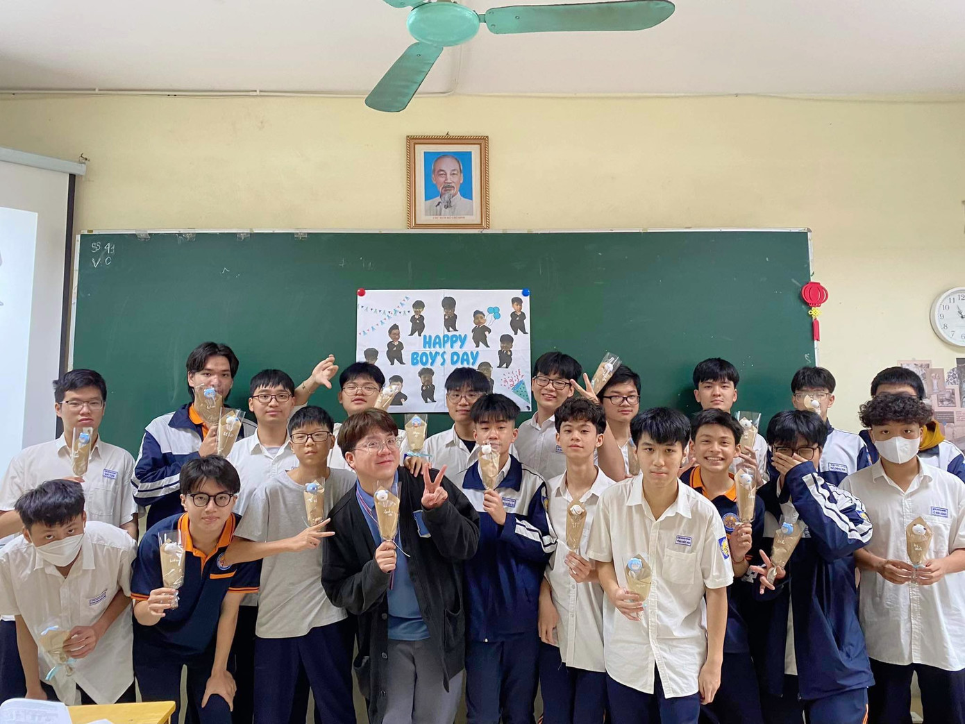 Nguyễn Vũ Linh trong lớp thực tập cùng với học sinh của mình.