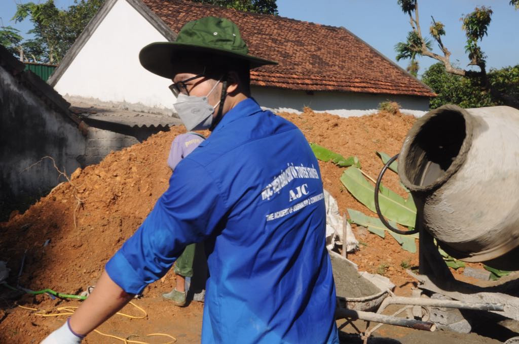 Quốc Huy cũng chủ động dành thời gian và sức trẻ vào các hoạt động tình nguyện. Quốc Huy cũng chủ động dành thời gian và sức trẻ vào các hoạt động tình nguyện.