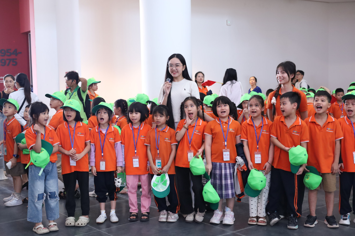 Đoàn học sinh tiểu học tham quan tại Bảo tàng.