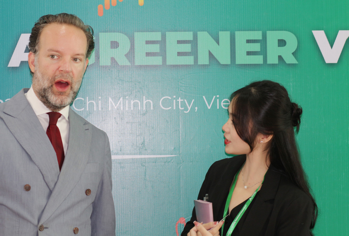 Kiều Oanh phỏng vấn Tổng lãnh sự Hà Lan trong một sự kiện tại TP.HCM.