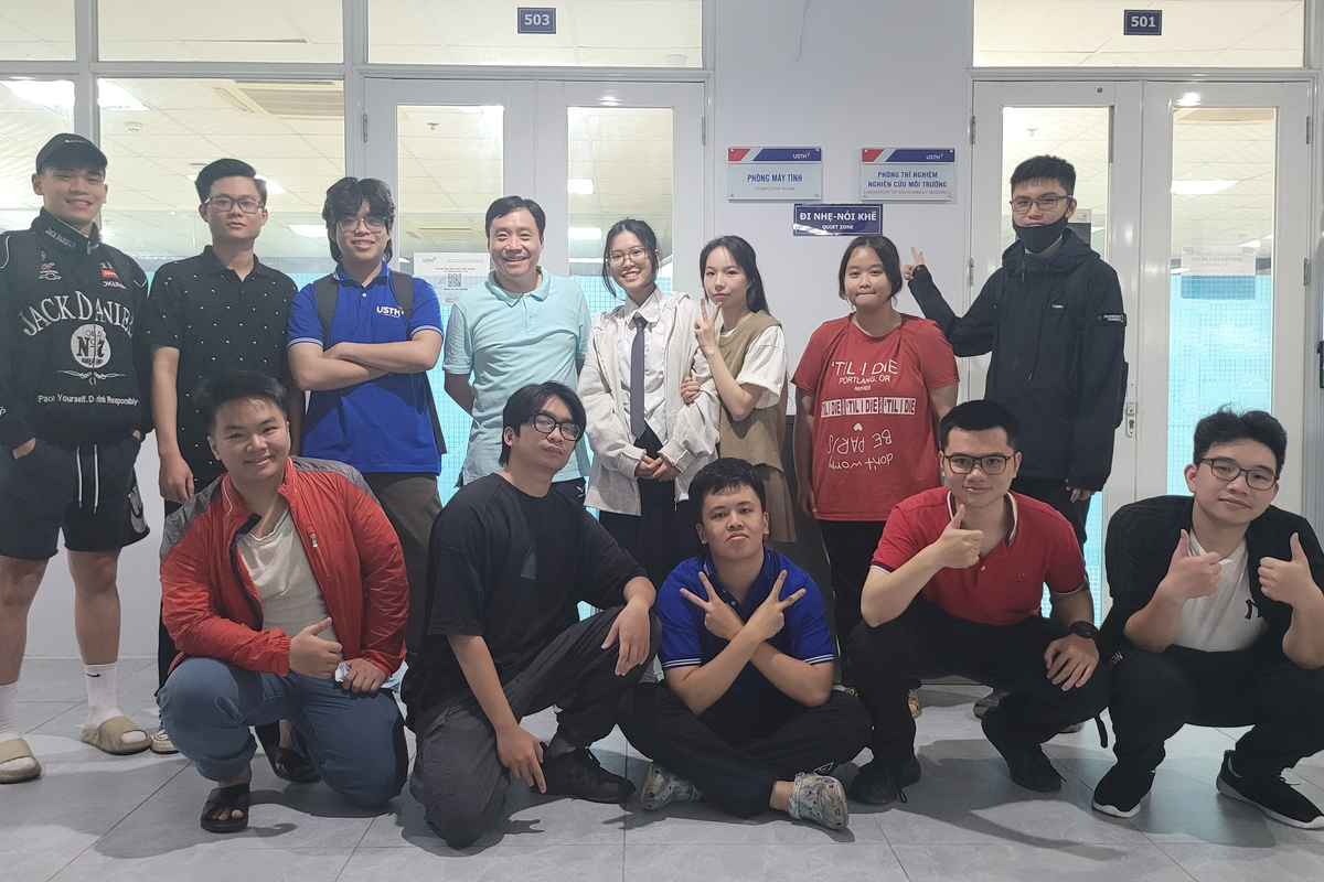 Lớp chuyên ngành tại USTH của Thu chụp ảnh cùng thầy giáo người Đài Loan. Lớp chuyên ngành tại USTH của Thu chụp ảnh cùng thầy giáo người Đài Loan.