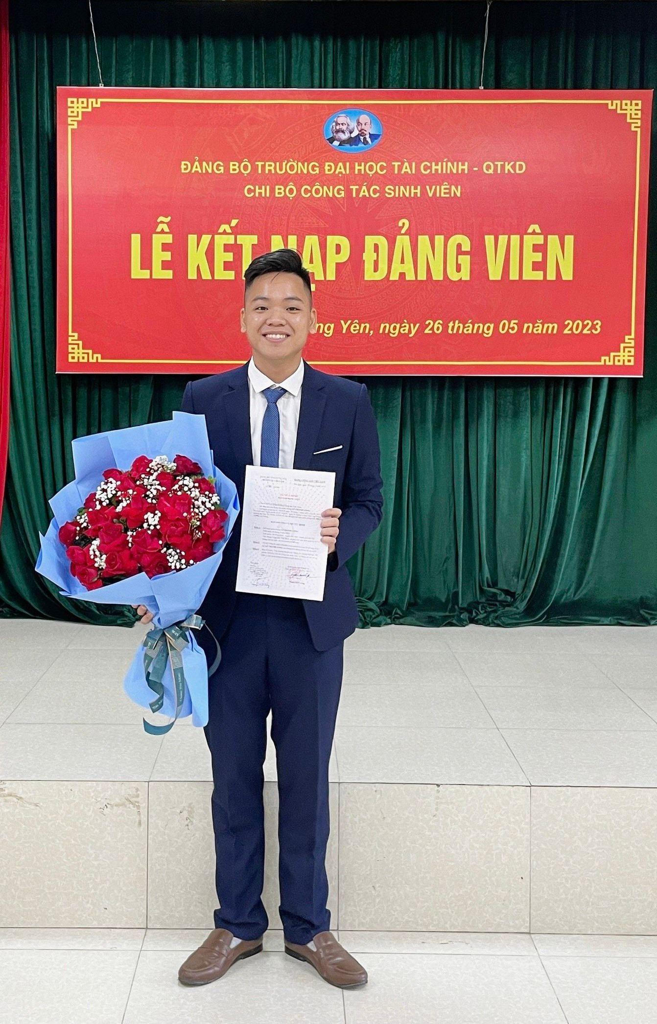 Thành Long vinh dự được kết nạp Đảng khi đang học năm thứ hai đại học. Thành Long vinh dự được kết nạp Đảng khi đang học năm thứ hai đại học.